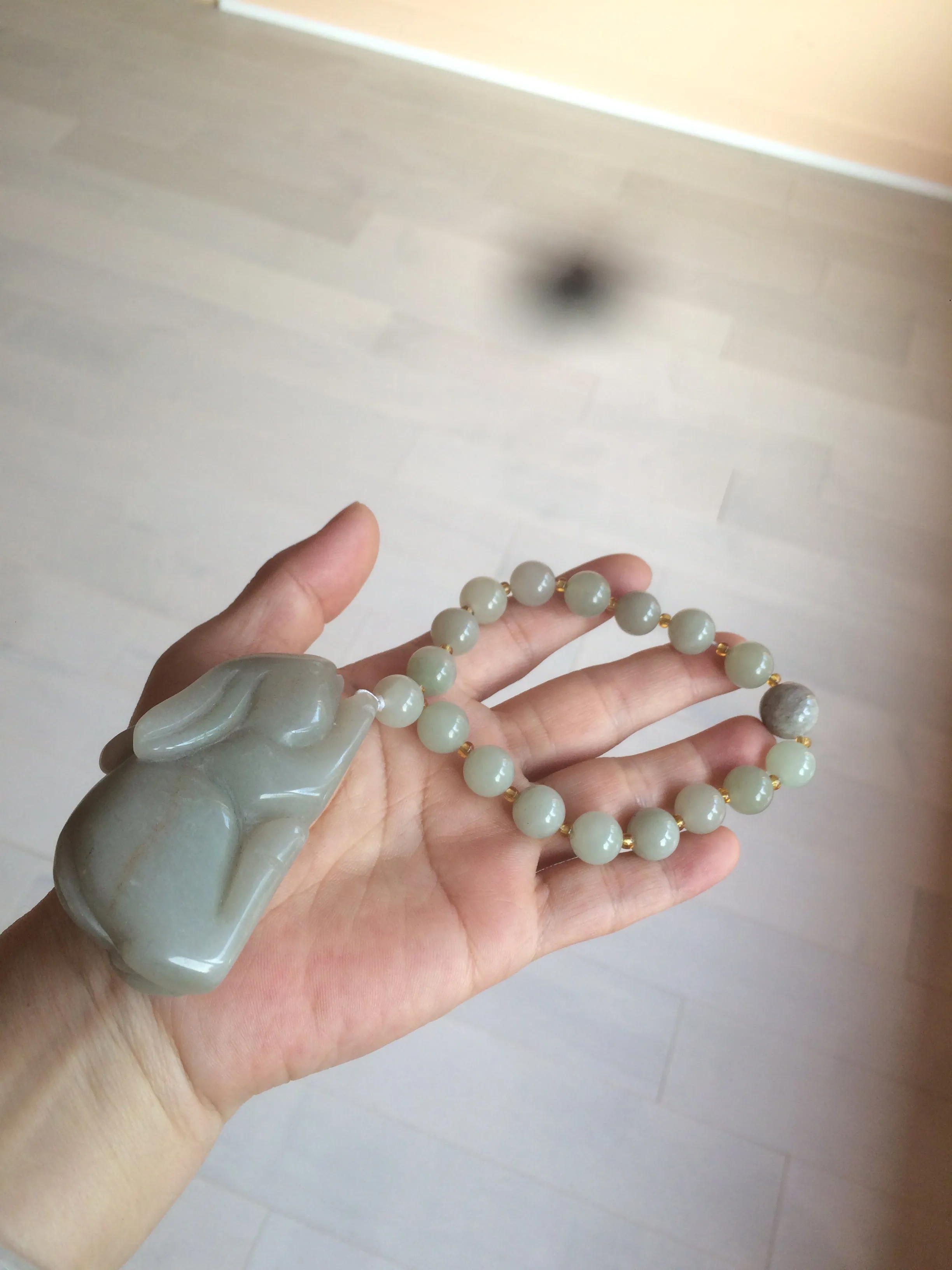 100% Natural light green/gray/black 3D bunny Quartzite Shetaicui Jade worry stone/desk decor with chain XY94