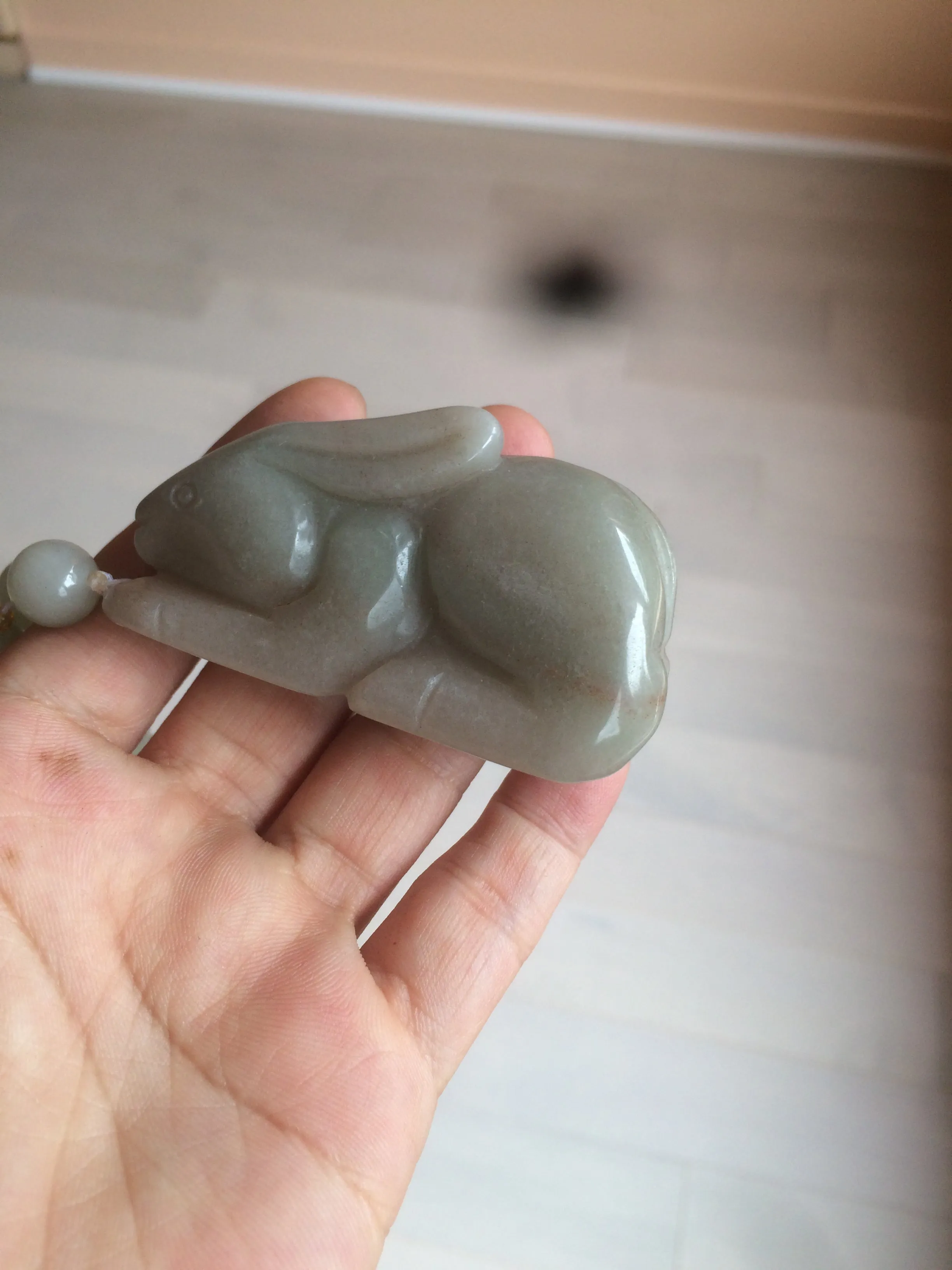 100% Natural light green/gray/black 3D bunny Quartzite Shetaicui Jade worry stone/desk decor with chain XY94