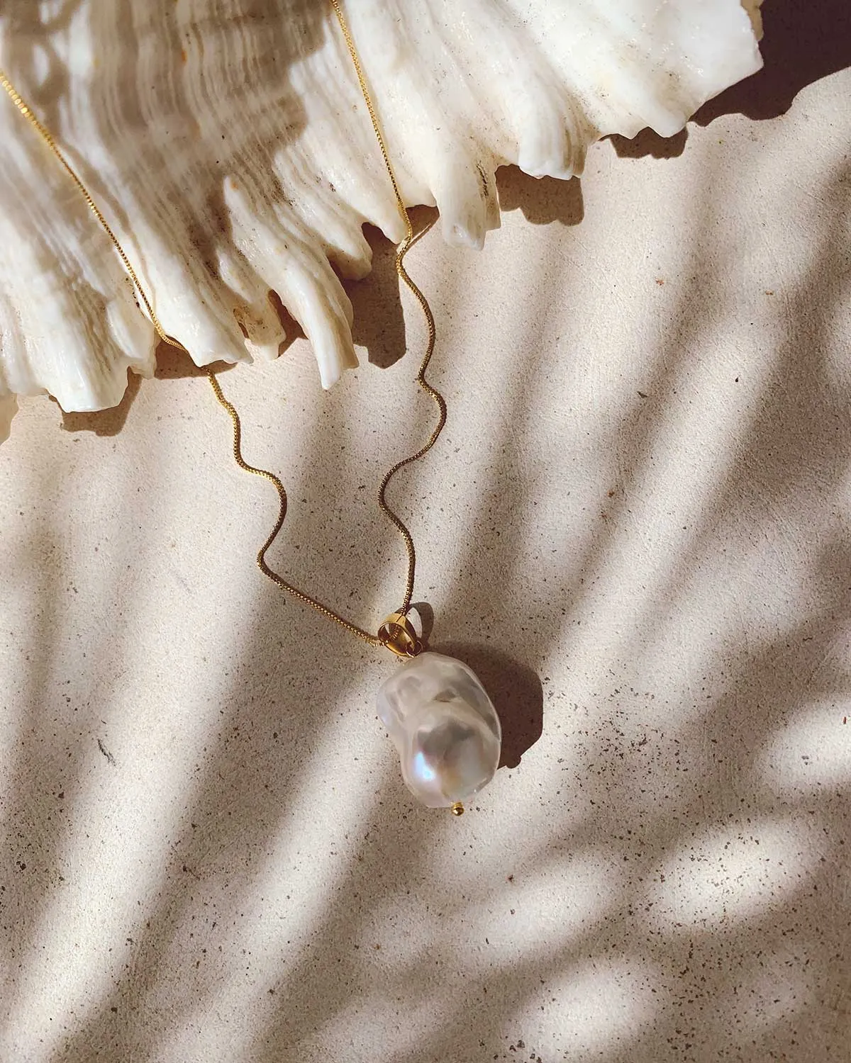FLOATING PEARL NECKLACE