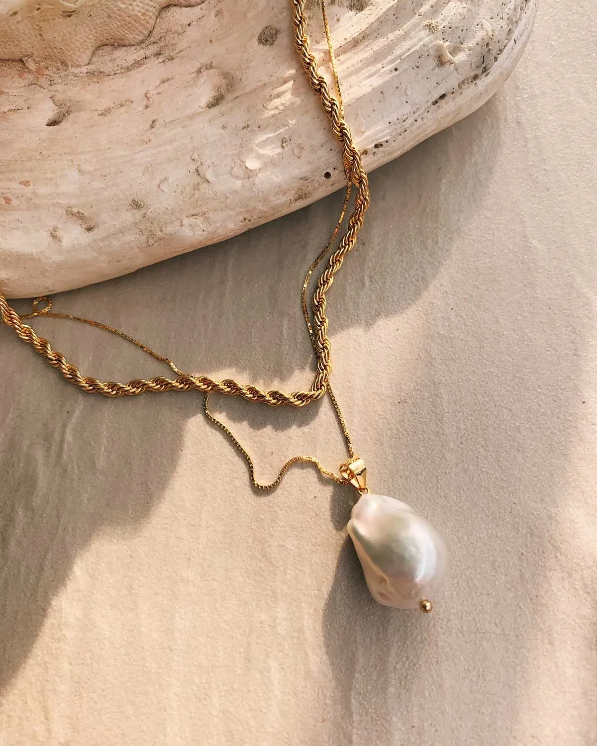 FLOATING PEARL NECKLACE