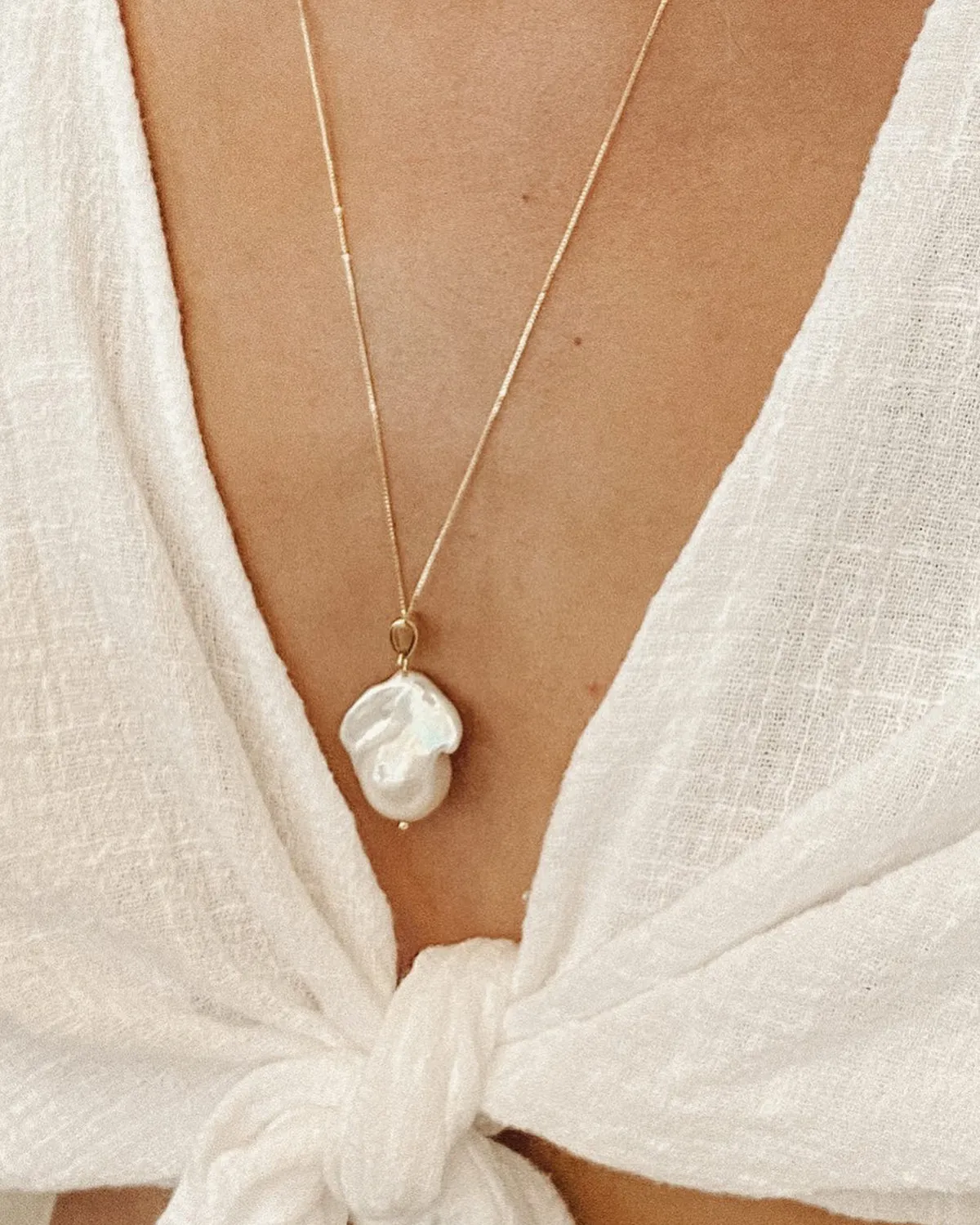 FLOATING PEARL NECKLACE